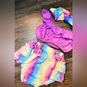 Baby girl ruffle trim top with shorts and matching bow.